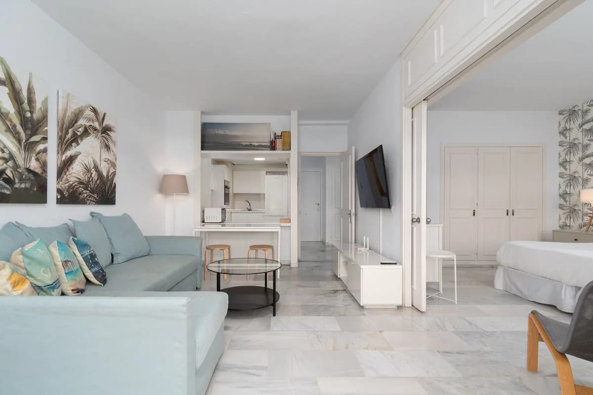 1 Bedroom Middle Floor Apartment for Sale in The Golden Mile, Málaga - Image 7
