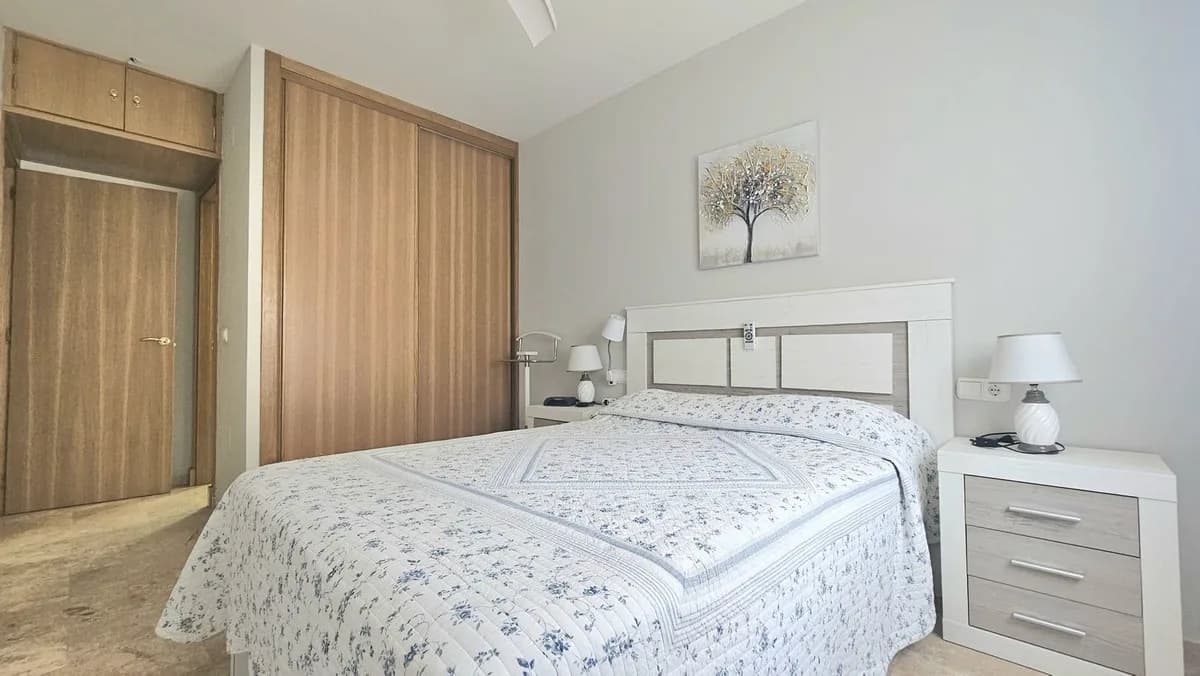 3 Bedroom Middle Floor Apartment for Sale in Fuengirola, Málaga - Image 7