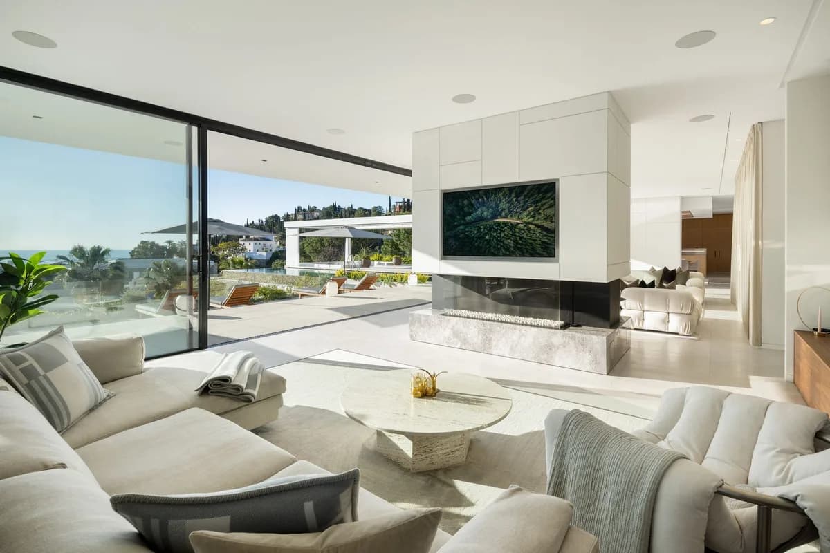 8 Bedroom Detached Villa for Sale in El Madroñal, Málaga - Image 2
