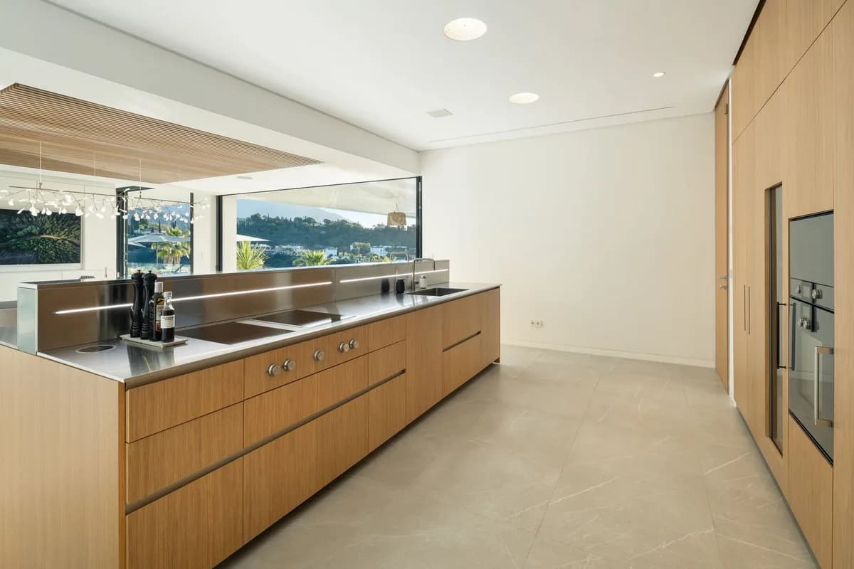 8 Bedroom Detached Villa for Sale in El Madroñal, Málaga - Image 4