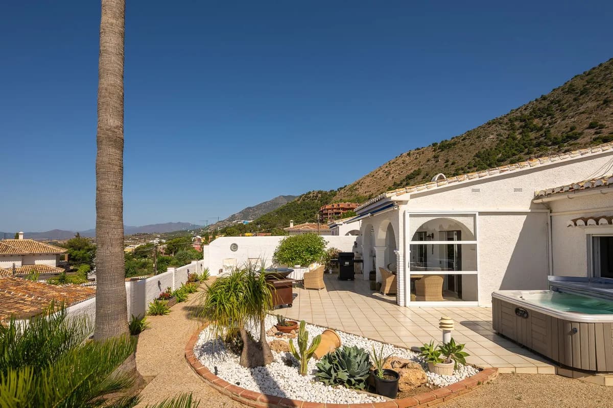 2 Bedroom Semi-Detached House for Sale in Benalmadena, Málaga - Image 2