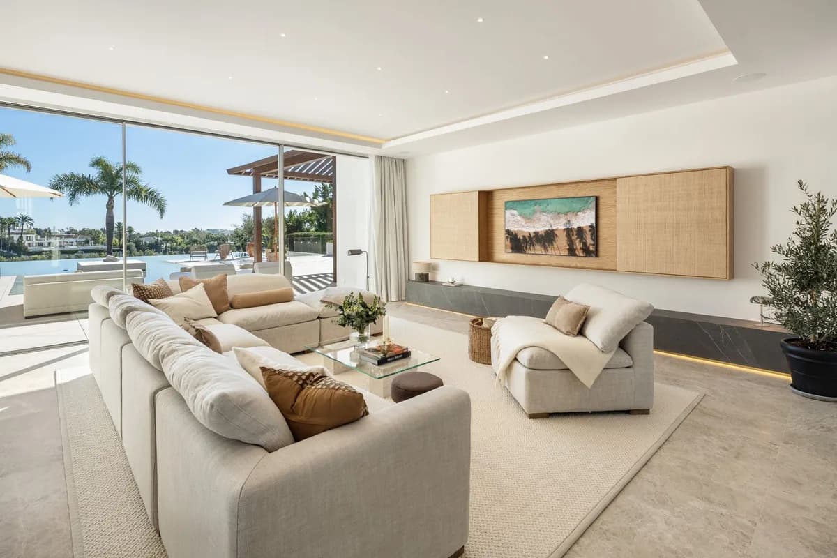 6 Bedroom Detached Villa for Sale in Nueva Andalucía, Málaga - Image 3