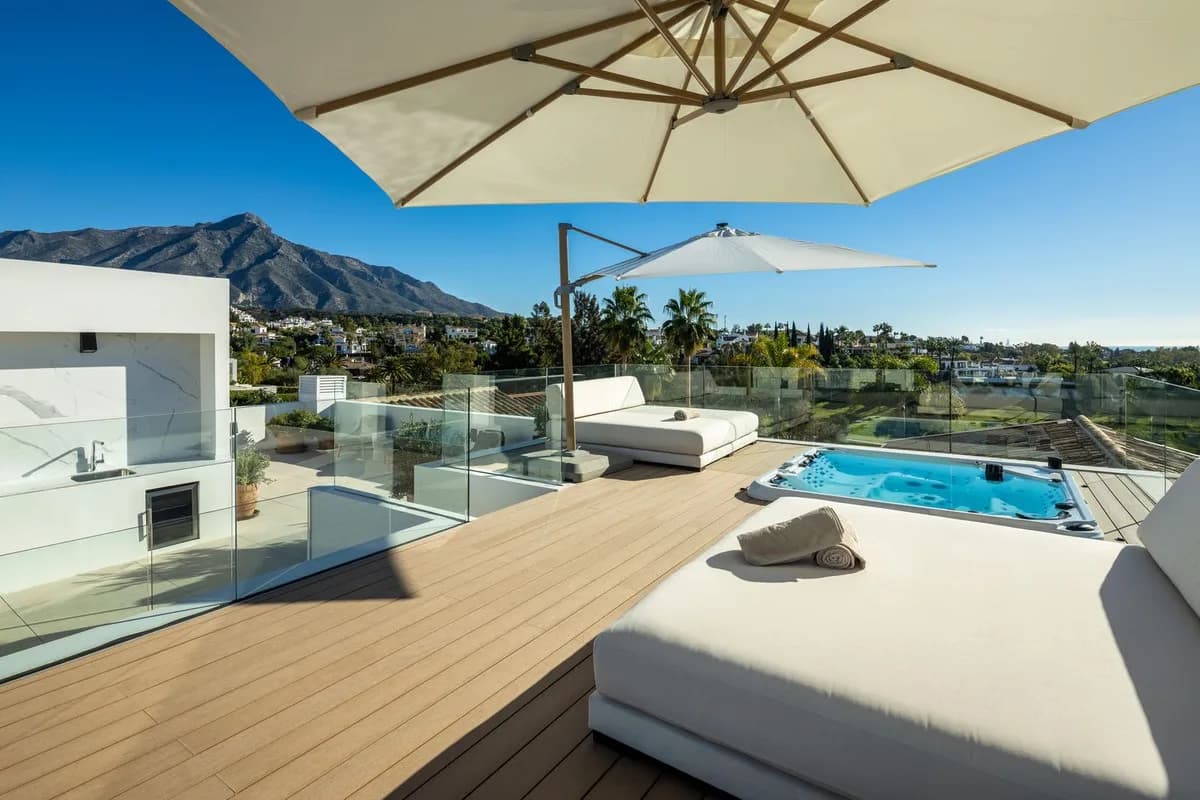 6 Bedroom Detached Villa for Sale in Nueva Andalucía, Málaga - Image 7