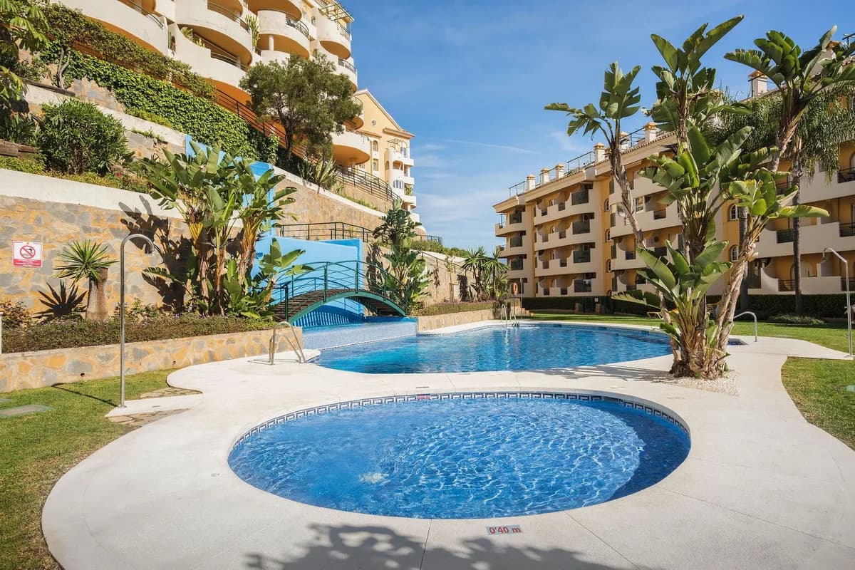 2 Bedroom Middle Floor Apartment for Sale in Nueva Andalucía, Málaga