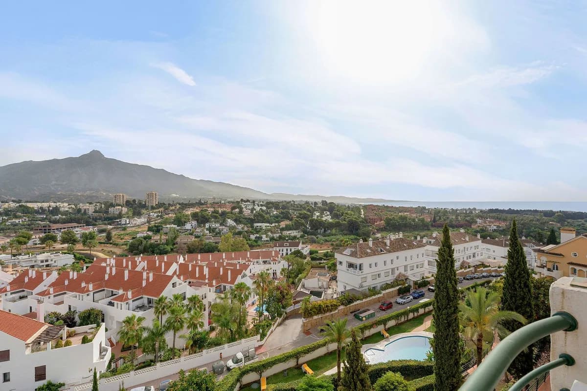 2 Bedroom Middle Floor Apartment for Sale in Nueva Andalucía, Málaga - Image 9