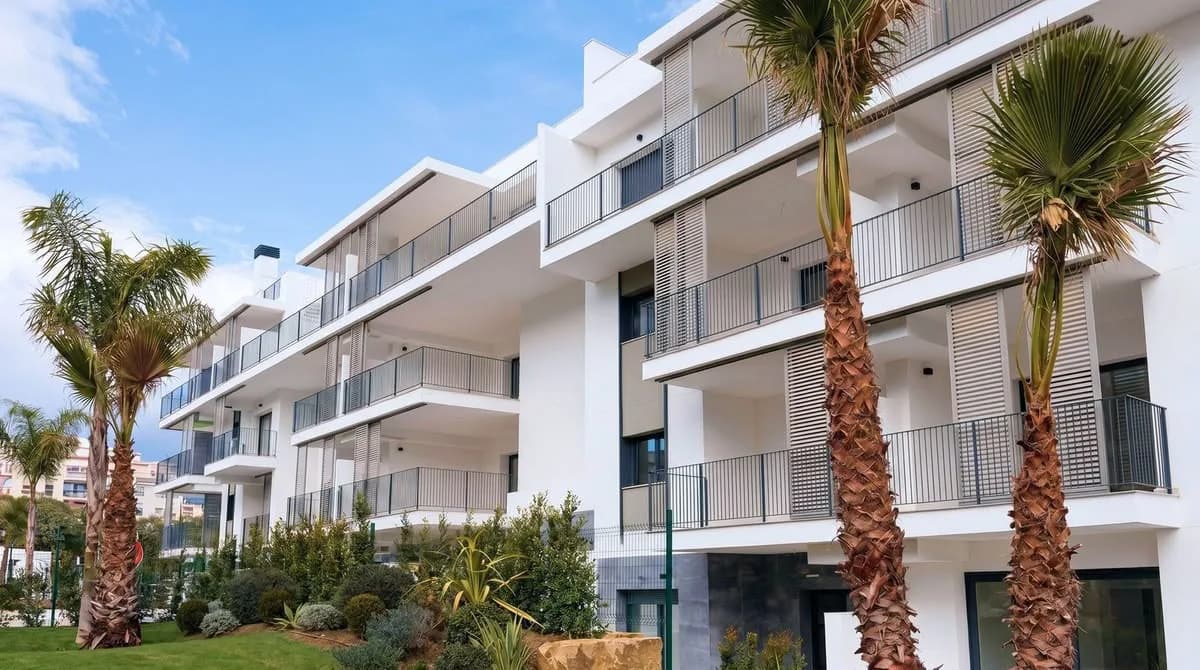 2 Bedroom Middle Floor Apartment for Sale in Estepona, Málaga - Image 2