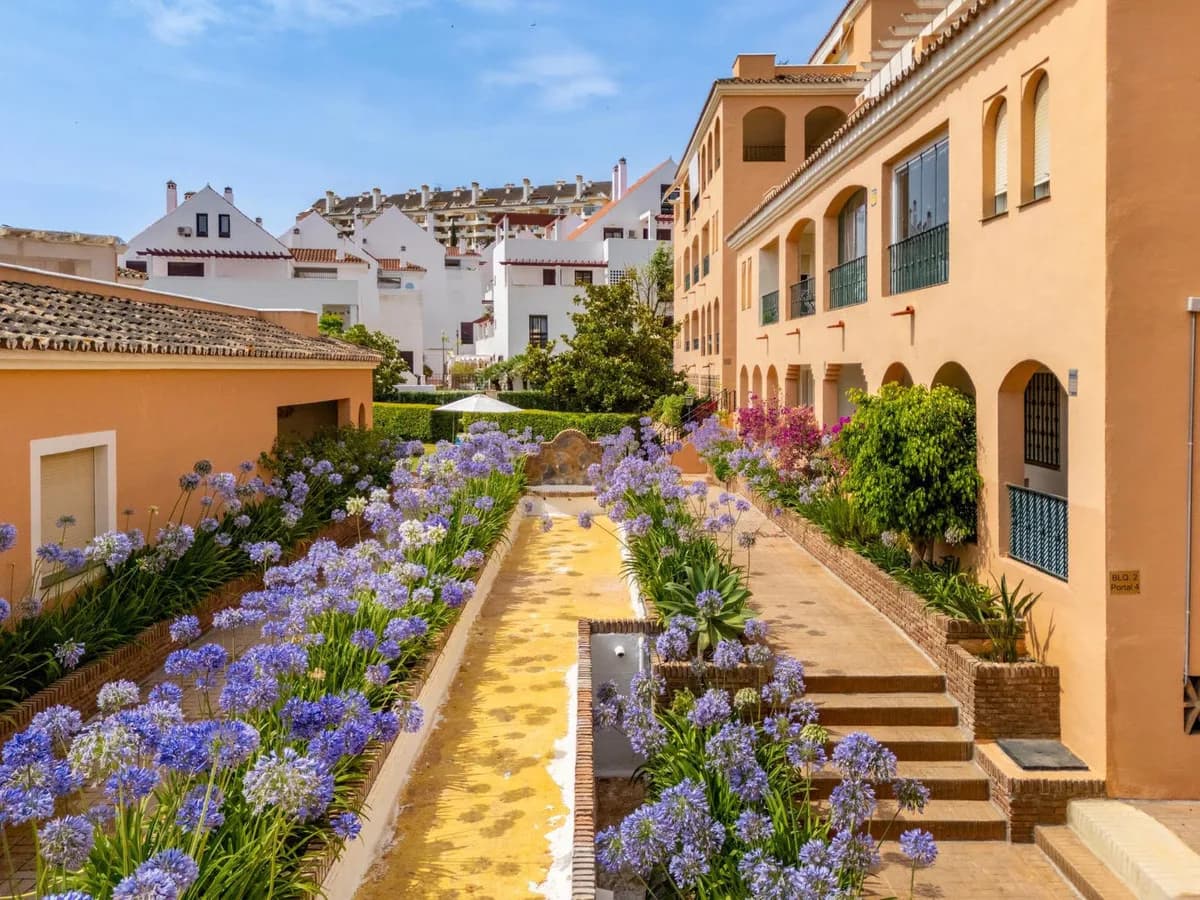 3 Bedroom Middle Floor Apartment for Sale in Nueva Andalucía, Málaga - Image 2