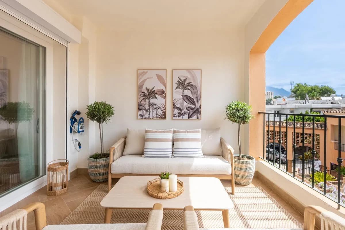 3 Bedroom Middle Floor Apartment for Sale in Nueva Andalucía, Málaga - Image 6