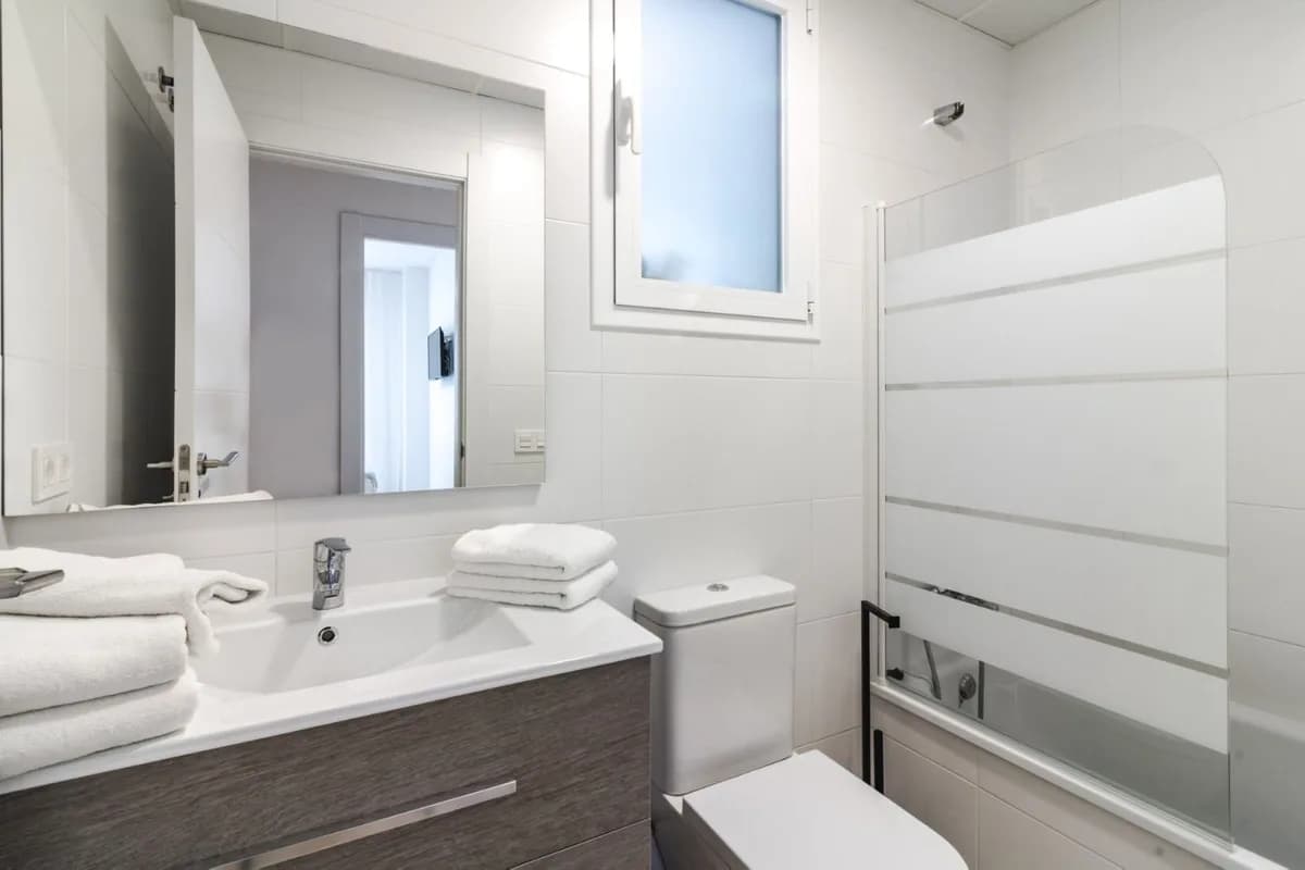 2 Bedroom Middle Floor Apartment for Sale in Nueva Andalucía, Málaga - Image 3