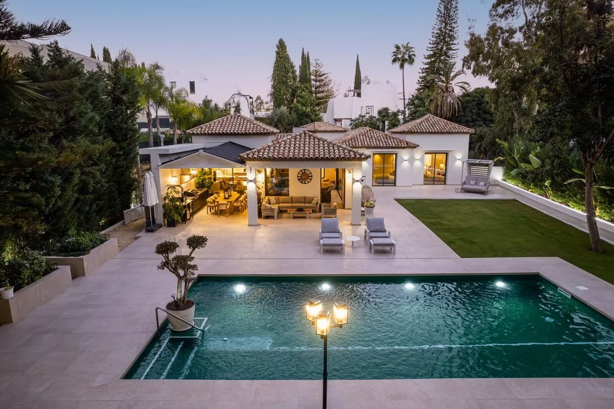 5 Bedroom Detached Villa for Sale in Nueva Andalucía, Málaga
