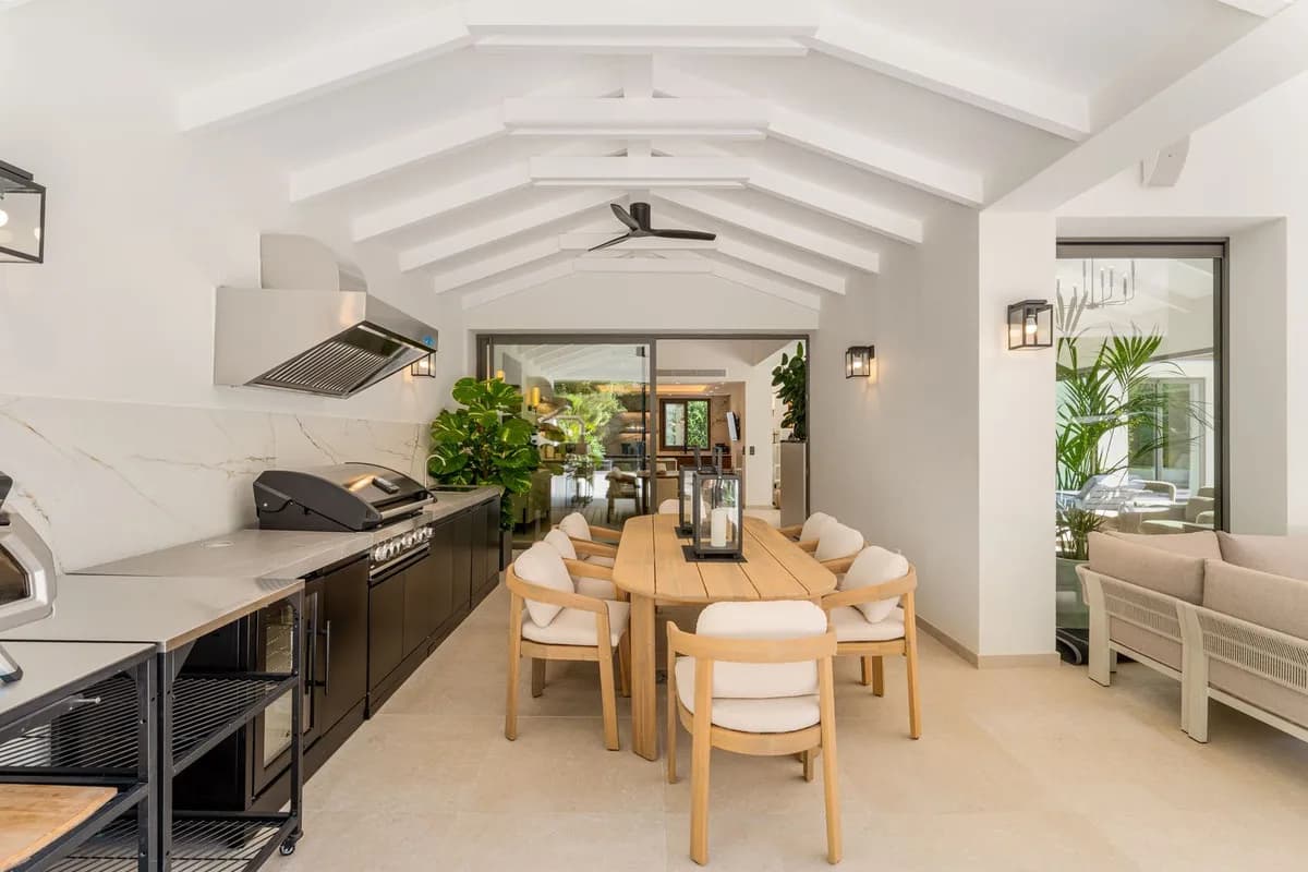 5 Bedroom Detached Villa for Sale in Nueva Andalucía, Málaga - Image 3