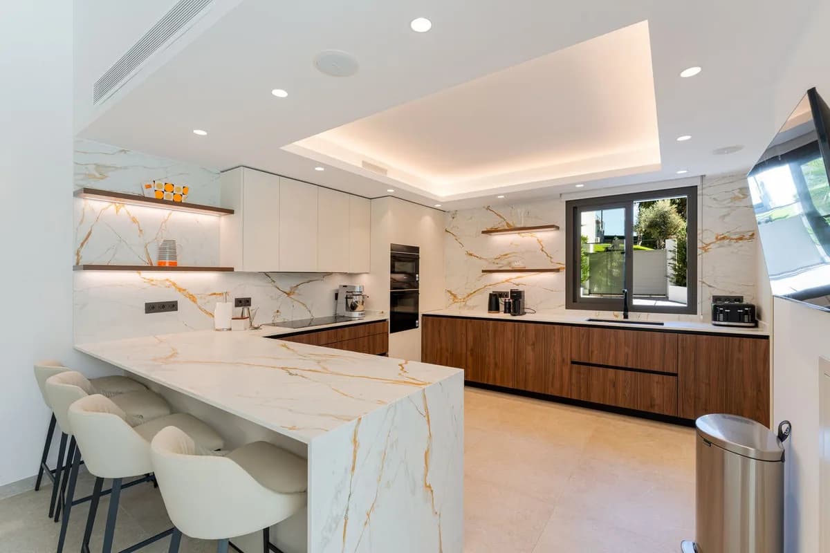 5 Bedroom Detached Villa for Sale in Nueva Andalucía, Málaga - Image 9