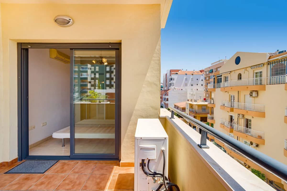 2 Bedroom Middle Floor Apartment for Sale in Los Boliches, Málaga - Image 2