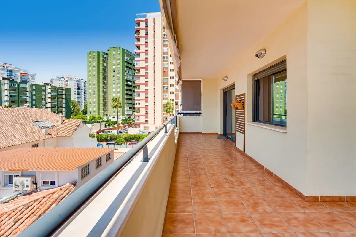 2 Bedroom Middle Floor Apartment for Sale in Los Boliches, Málaga - Image 3