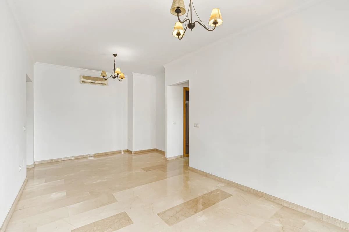2 Bedroom Middle Floor Apartment for Sale in Los Boliches, Málaga - Image 5