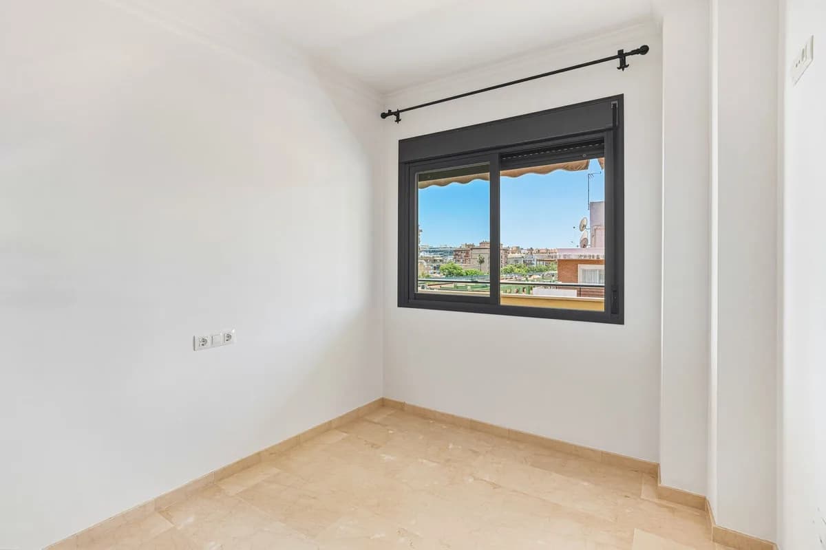 2 Bedroom Middle Floor Apartment for Sale in Los Boliches, Málaga - Image 9