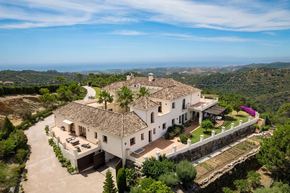 5 Bedroom Detached Villa for Sale in Estepona, Málaga