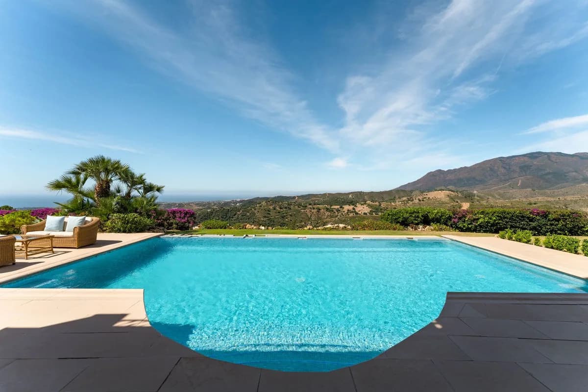 5 Bedroom Detached Villa for Sale in Estepona, Málaga - Image 2