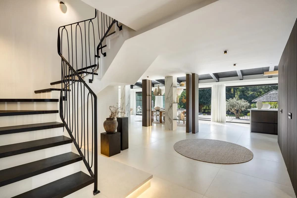 5 Bedroom Detached Villa for Sale in Nueva Andalucía, Málaga - Image 3