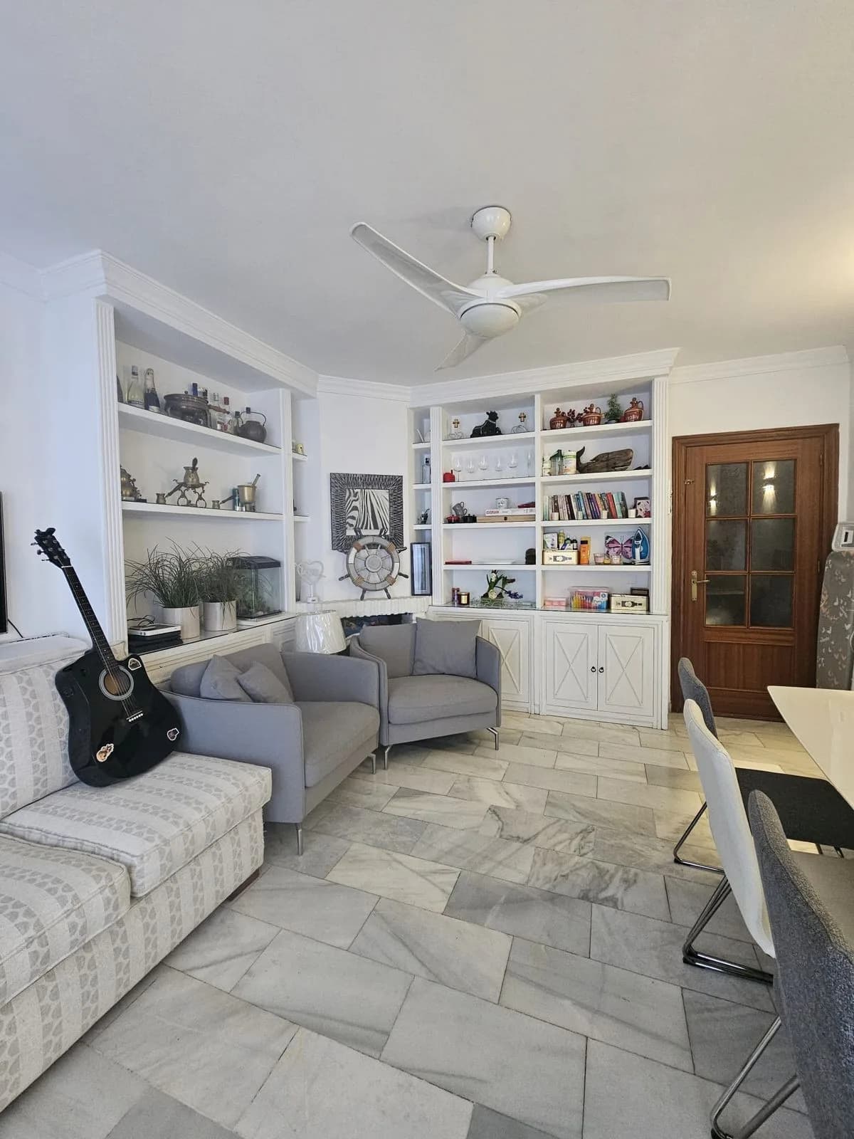 2 Bedroom Middle Floor Apartment for Sale in San Pedro de Alcántara, Málaga - Image 2