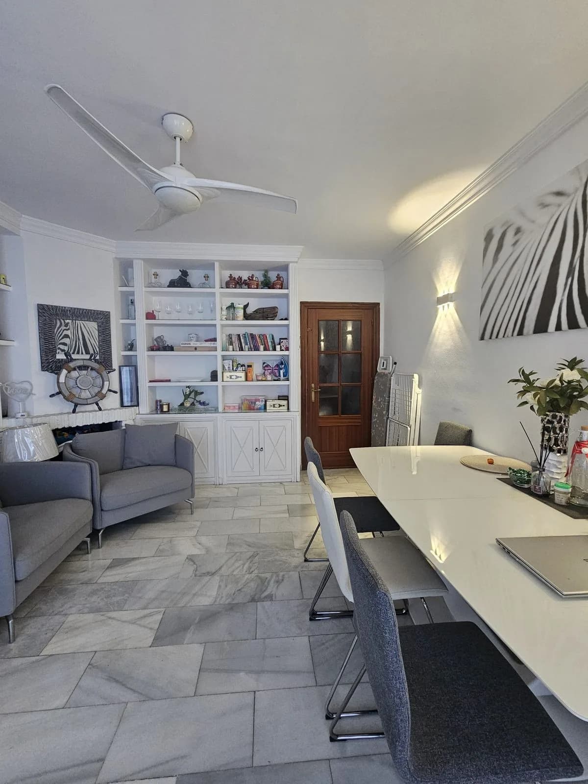 2 Bedroom Middle Floor Apartment for Sale in San Pedro de Alcántara, Málaga - Image 4