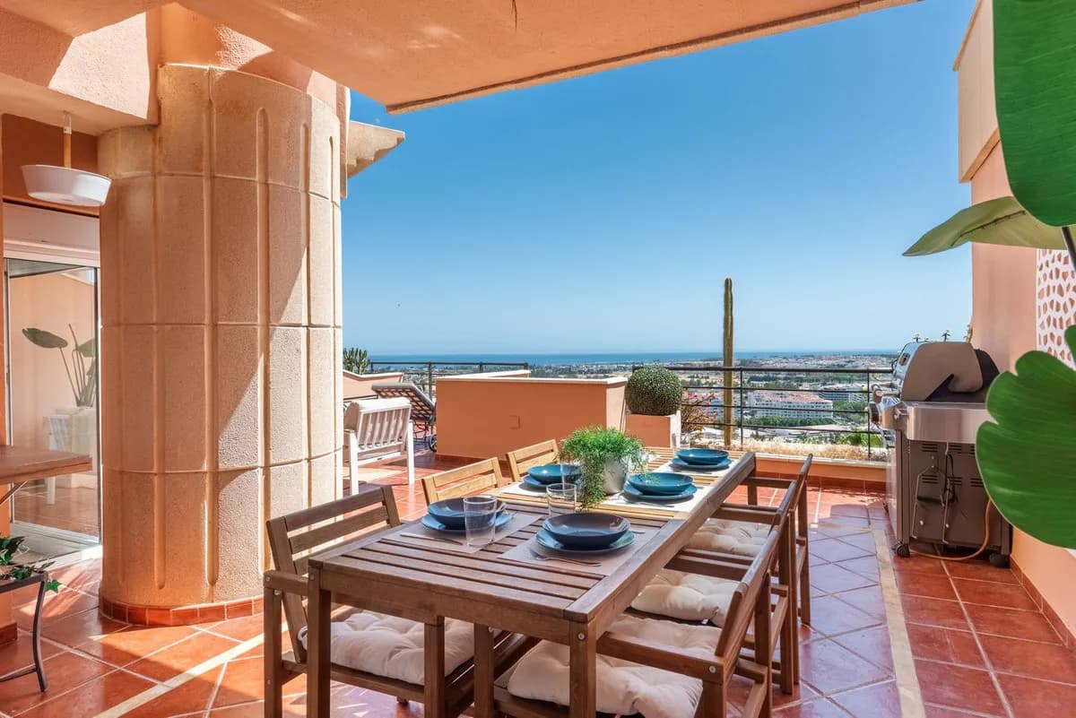 2 Bedroom Middle Floor Apartment for Sale in Nueva Andalucía, Málaga - Image 2