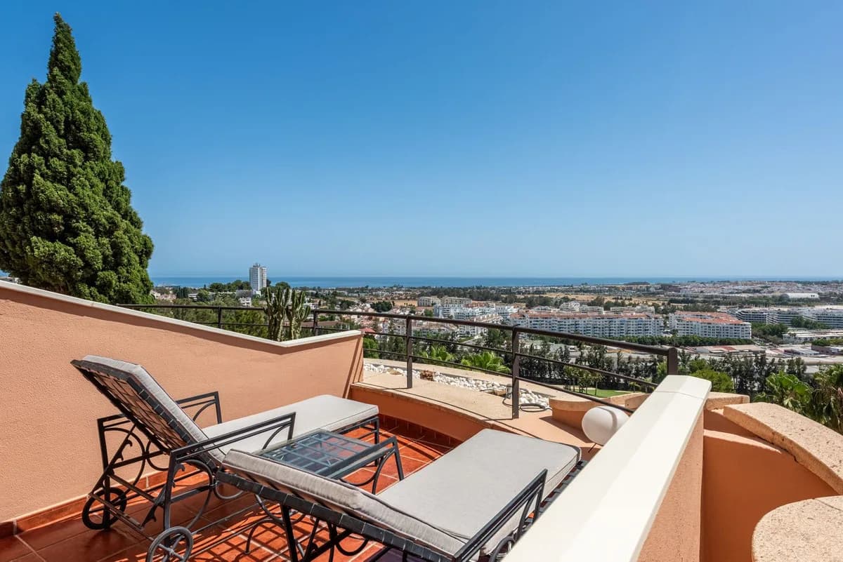 2 Bedroom Middle Floor Apartment for Sale in Nueva Andalucía, Málaga - Image 3