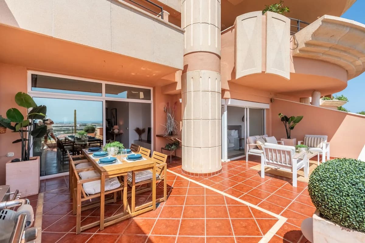 2 Bedroom Middle Floor Apartment for Sale in Nueva Andalucía, Málaga - Image 6