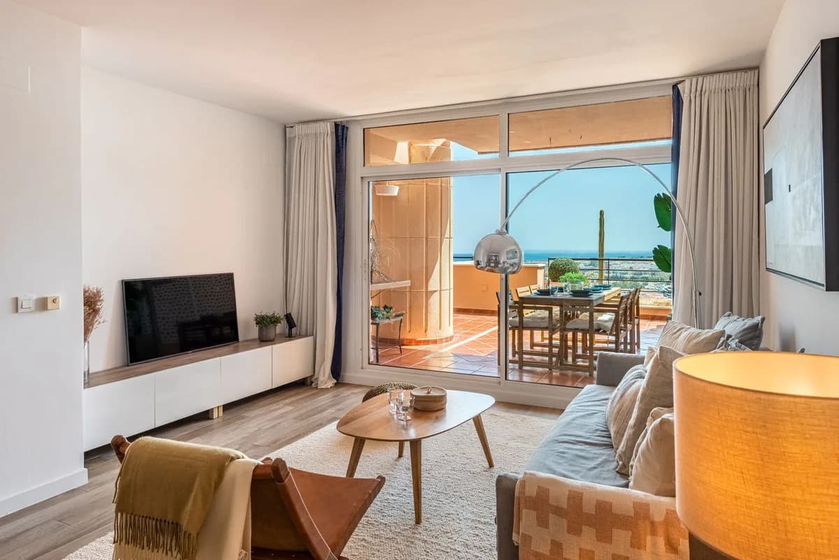 2 Bedroom Middle Floor Apartment for Sale in Nueva Andalucía, Málaga - Image 9