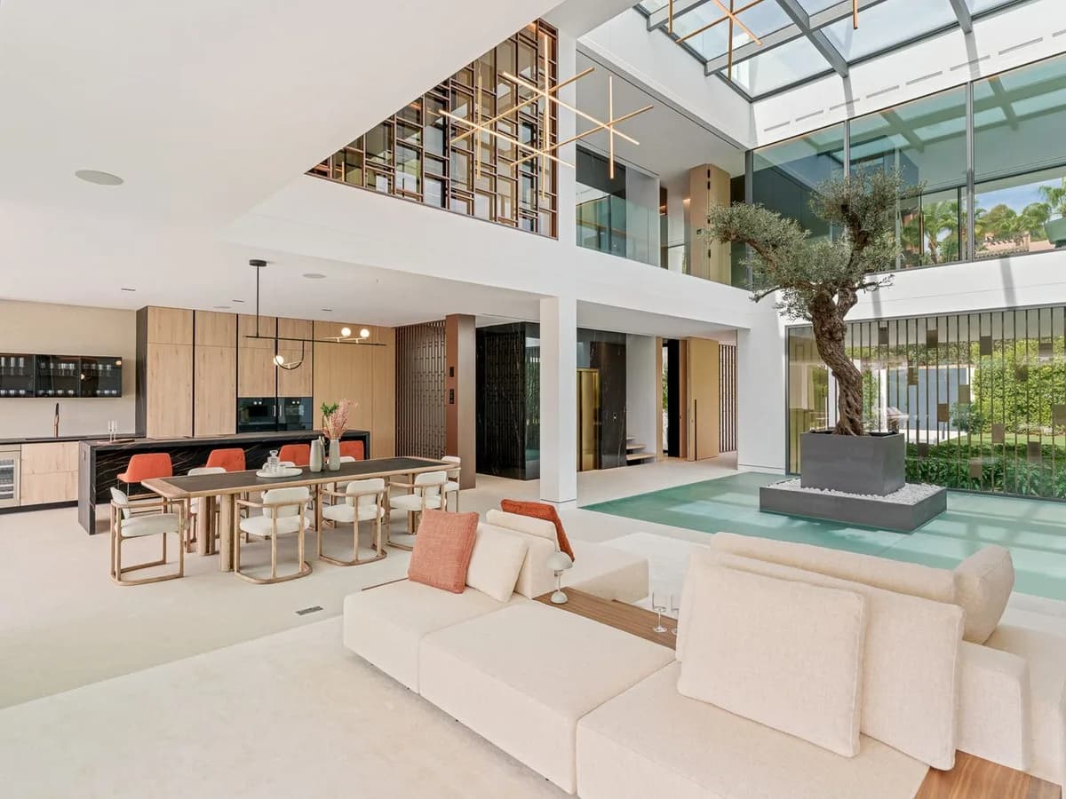 5 Bedroom Detached Villa for Sale in The Golden Mile, Málaga - Image 6