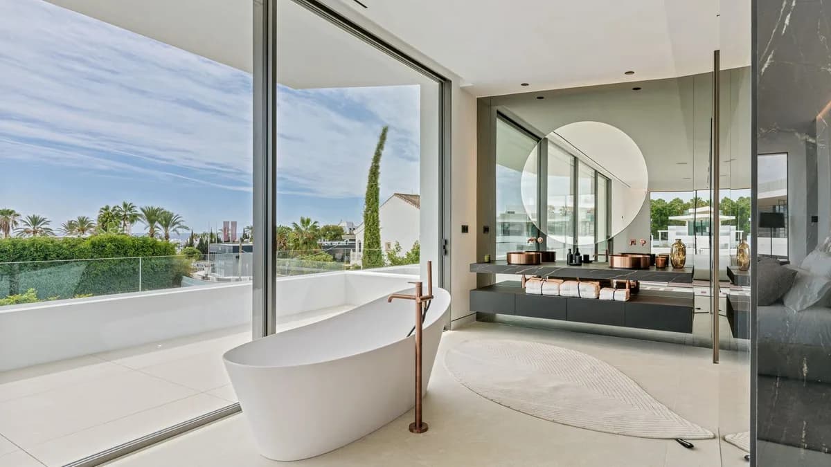 5 Bedroom Detached Villa for Sale in The Golden Mile, Málaga - Image 9