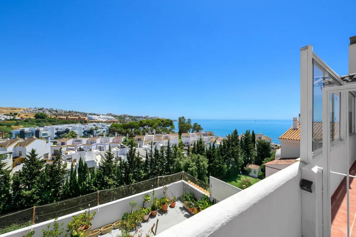 2 Bedroom Middle Floor Apartment for Sale in Estepona, Málaga