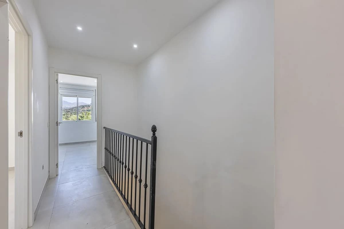 3 Bedroom Townhouse for Sale in Estepona, Málaga - Image 8
