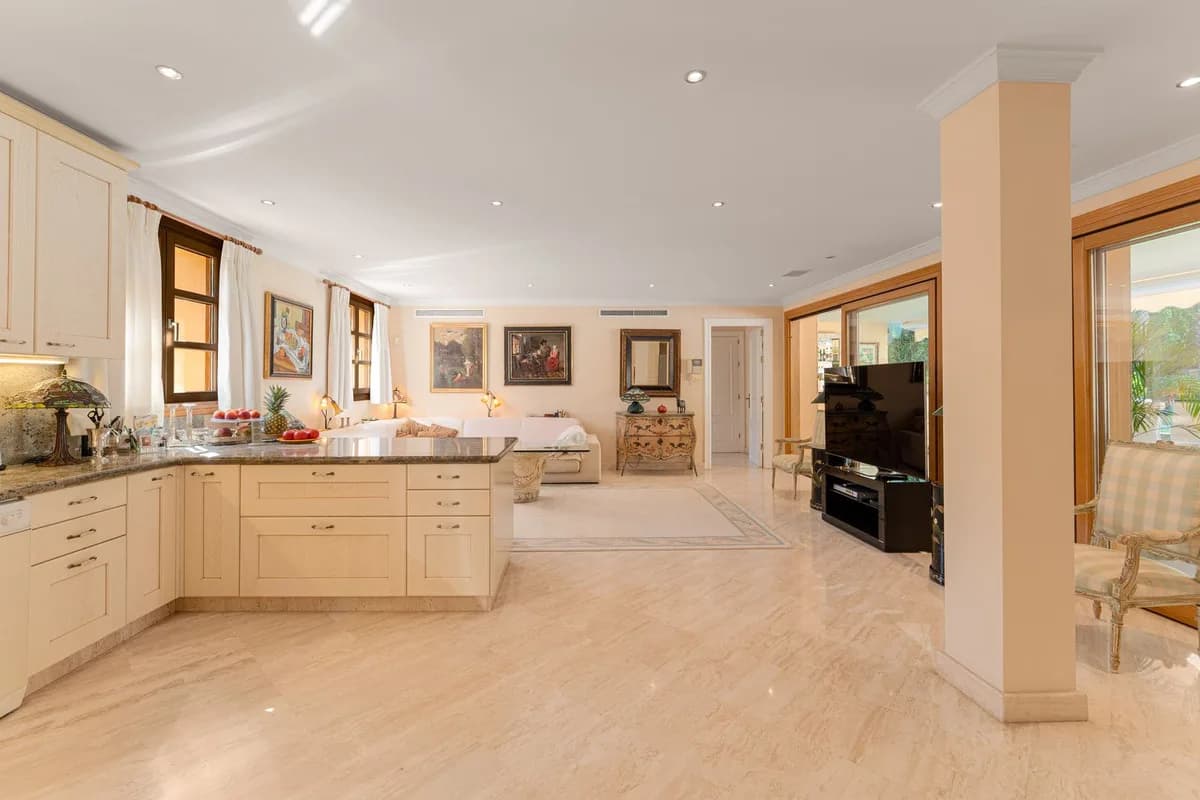 5 Bedroom Detached Villa for Sale in Nueva Andalucía, Málaga - Image 5