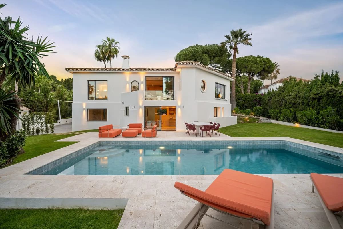 4 Bedroom Detached Villa for Sale in Nueva Andalucía, Málaga