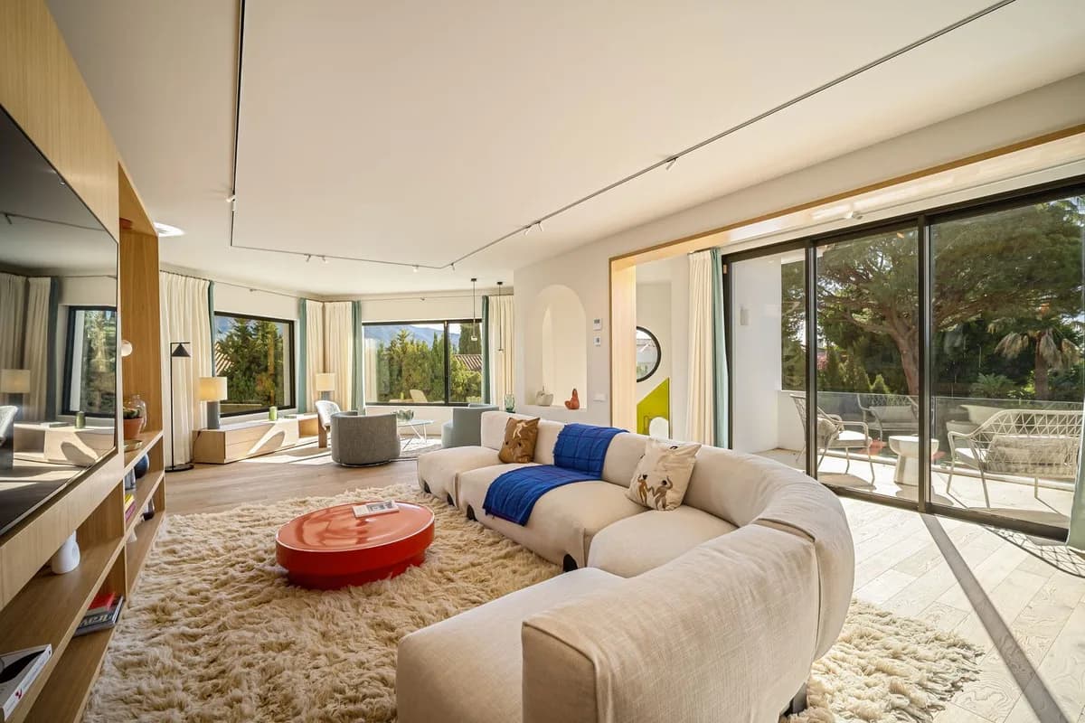 4 Bedroom Detached Villa for Sale in Nueva Andalucía, Málaga - Image 2