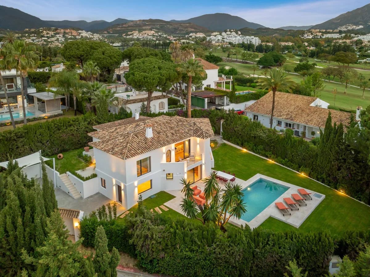 4 Bedroom Detached Villa for Sale in Nueva Andalucía, Málaga - Image 5