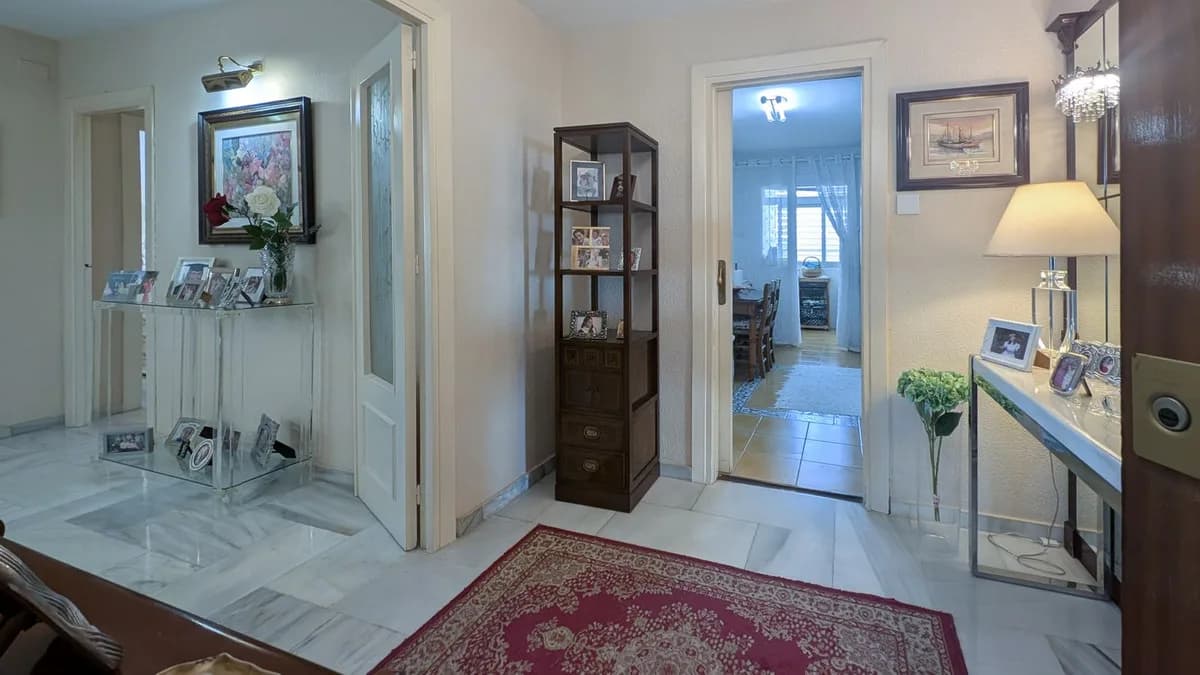 4 Bedroom Middle Floor Apartment for Sale in Fuengirola, Málaga - Image 2