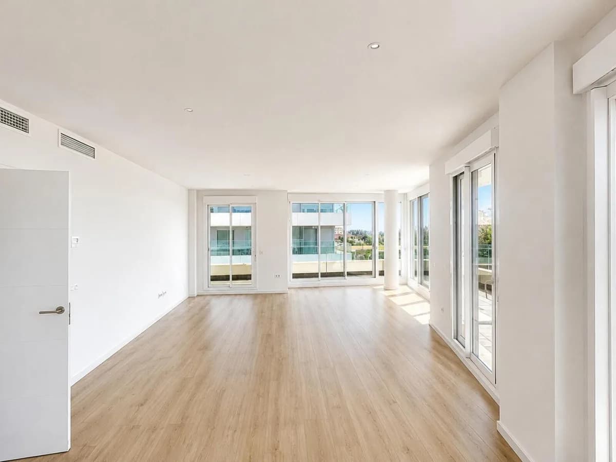 4 Bedroom Middle Floor Apartment for Sale in Nueva Andalucía, Málaga - Image 2