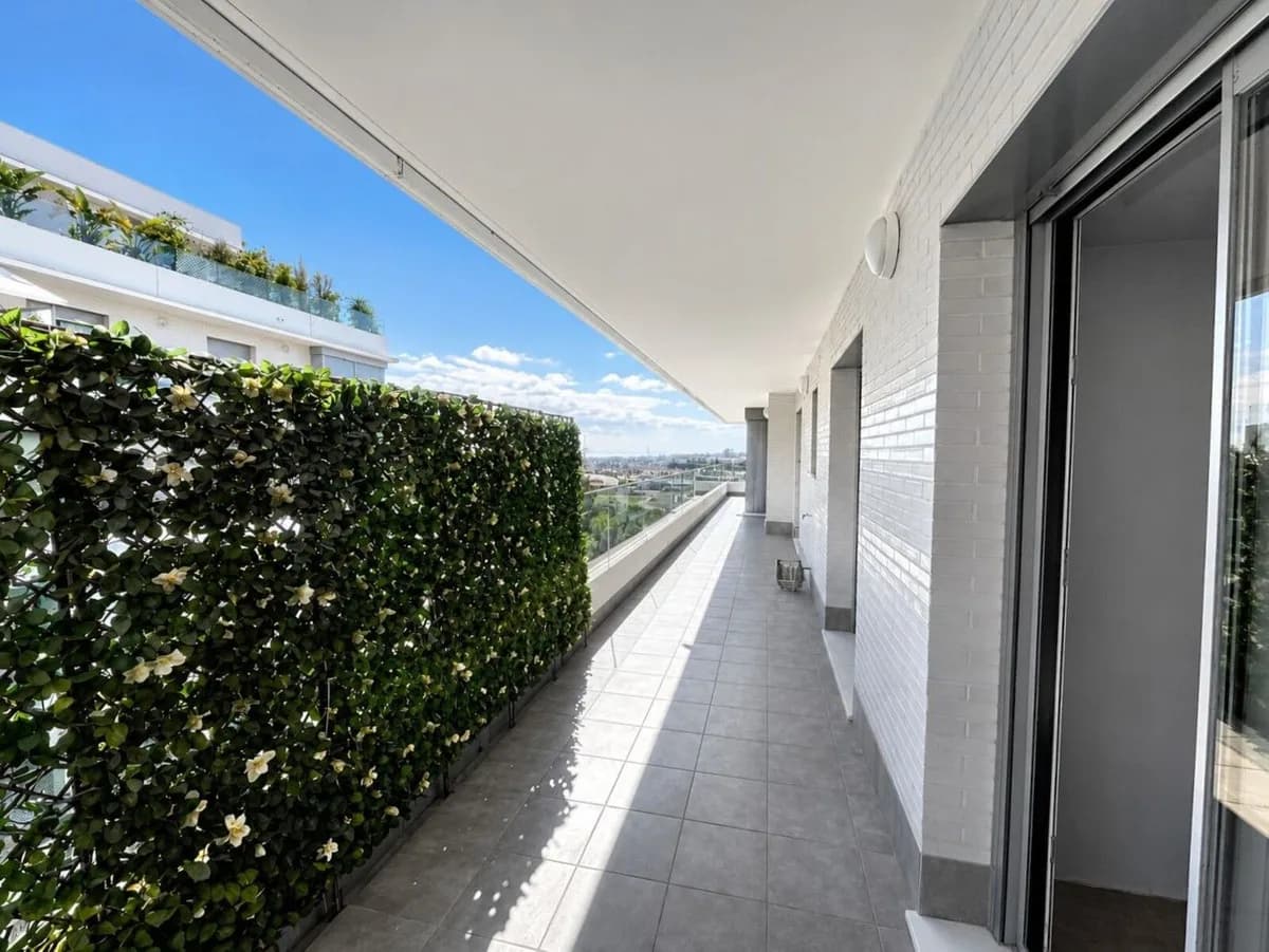 4 Bedroom Middle Floor Apartment for Sale in Nueva Andalucía, Málaga - Image 7