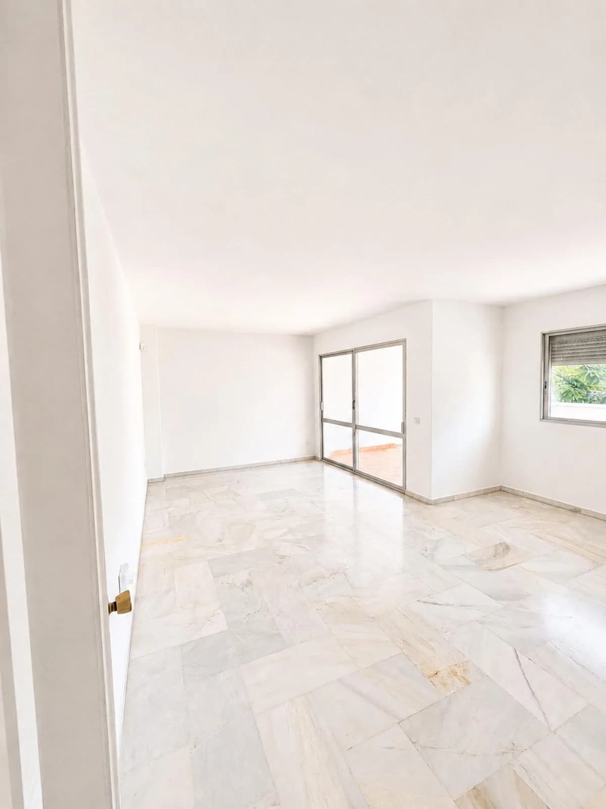 3 Bedroom Middle Floor Apartment for Sale in Fuengirola, Málaga - Image 3