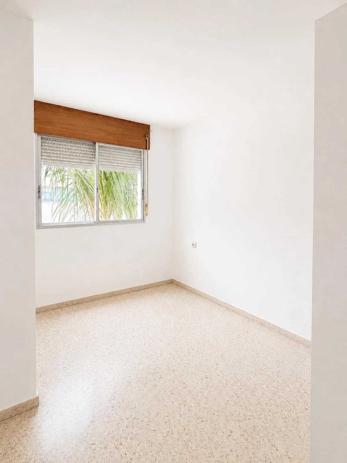 3 Bedroom Middle Floor Apartment for Sale in Fuengirola, Málaga - Image 5