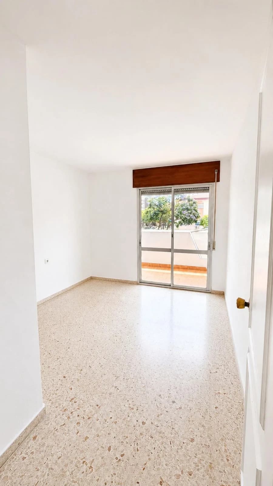 3 Bedroom Middle Floor Apartment for Sale in Fuengirola, Málaga - Image 7