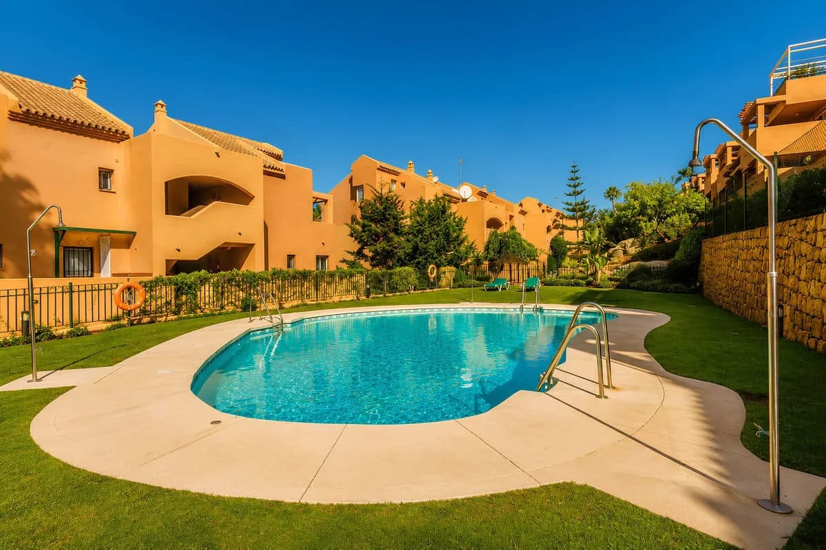 2 Bedroom Middle Floor Apartment for Sale in Elviria, Málaga