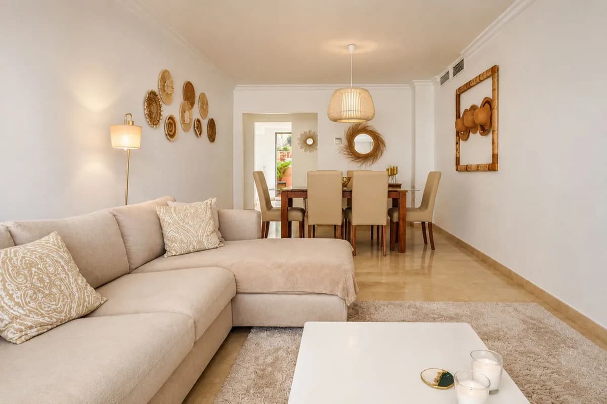 2 Bedroom Middle Floor Apartment for Sale in Elviria, Málaga - Image 2