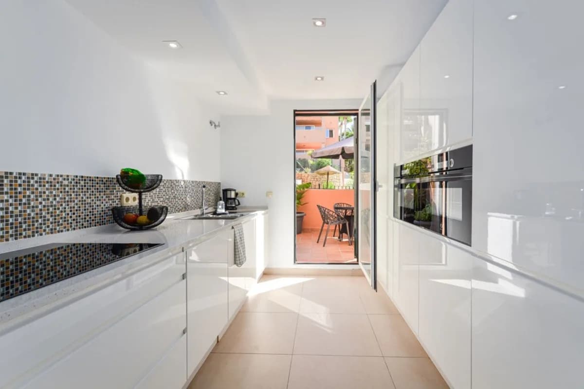 2 Bedroom Middle Floor Apartment for Sale in Elviria, Málaga - Image 3