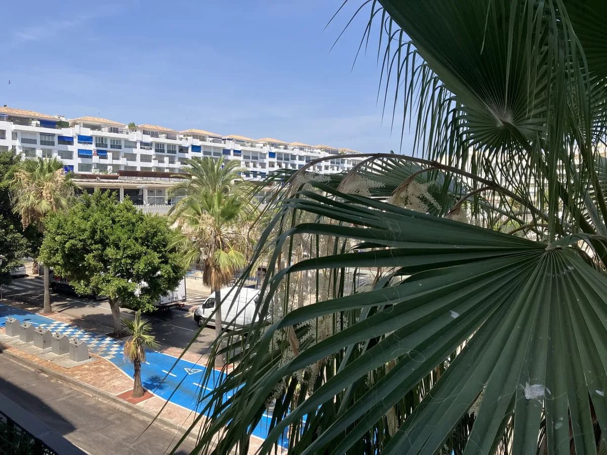 2 Bedroom Middle Floor Apartment for Sale in Puerto Banús, Málaga