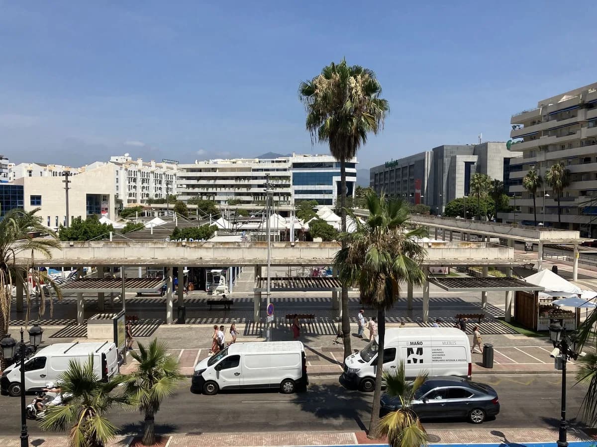 2 Bedroom Middle Floor Apartment for Sale in Puerto Banús, Málaga - Image 2