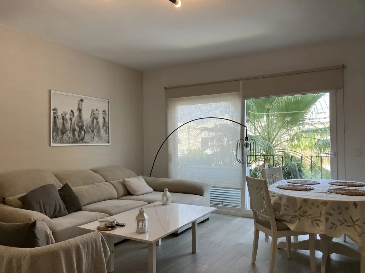 2 Bedroom Middle Floor Apartment for Sale in Puerto Banús, Málaga - Image 4