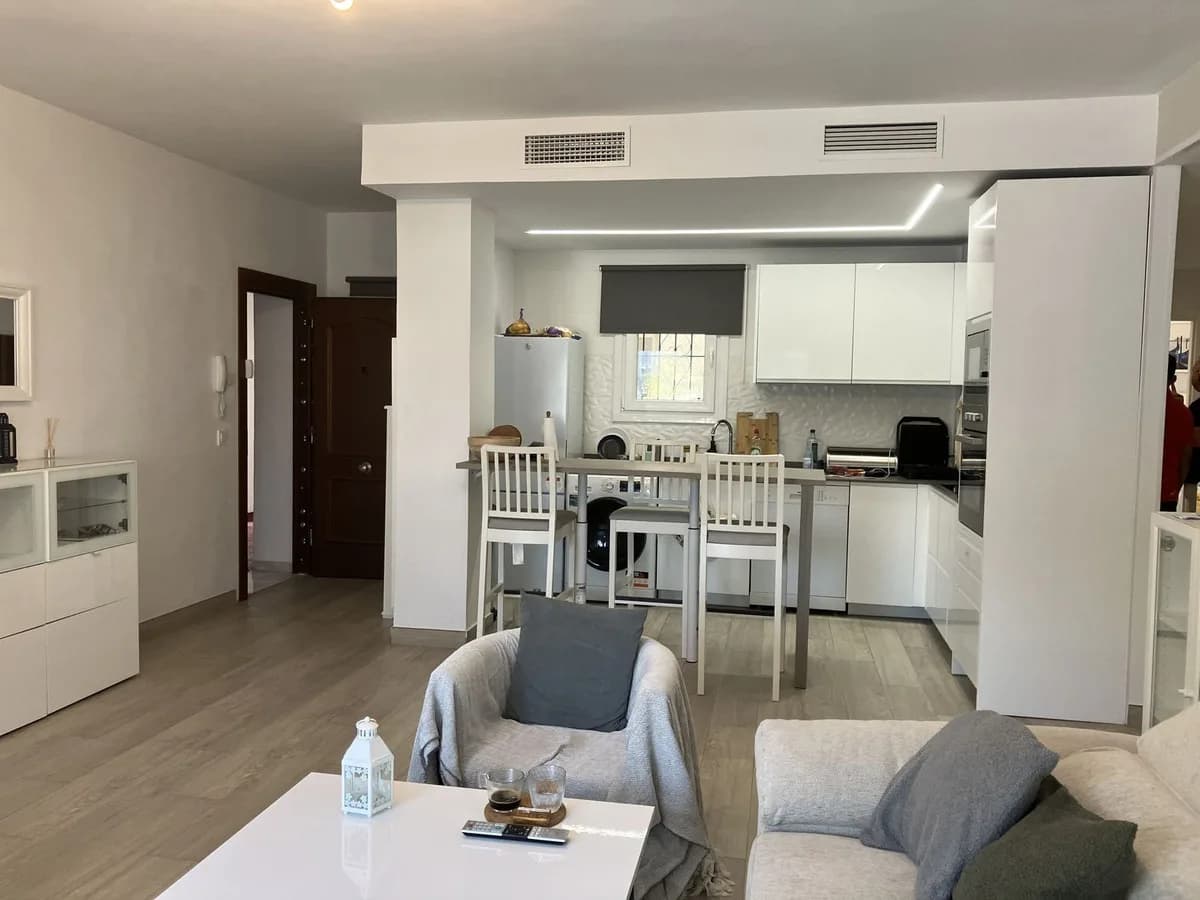 2 Bedroom Middle Floor Apartment for Sale in Puerto Banús, Málaga - Image 7
